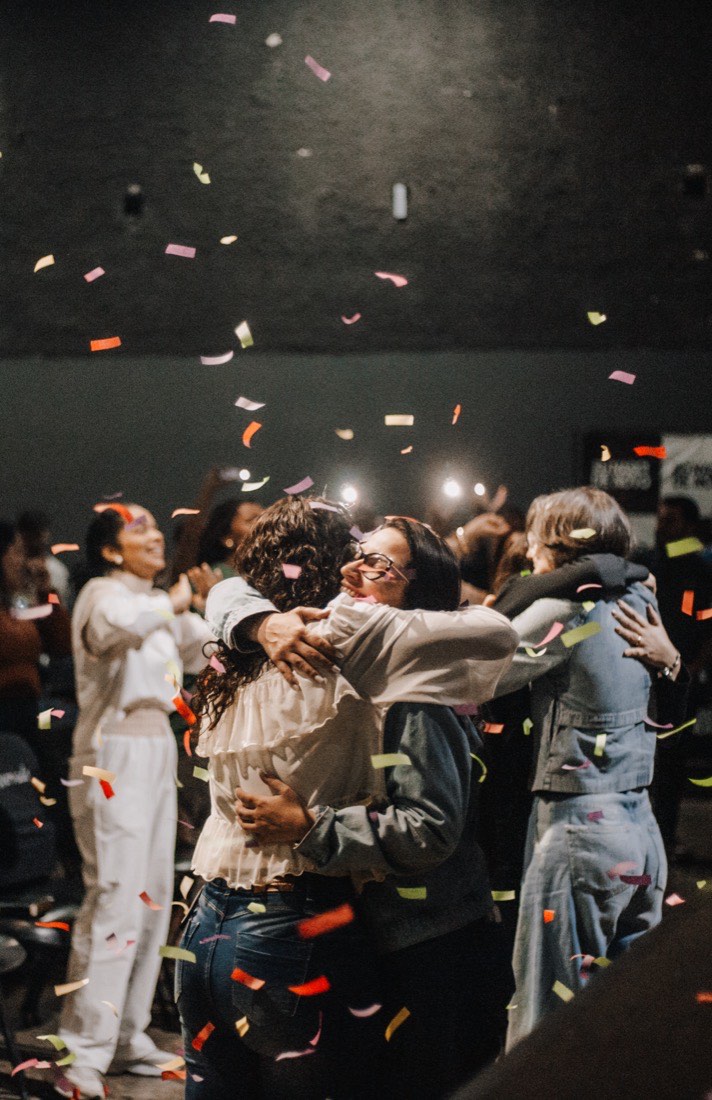 Celebração com confetes ao fim do culto